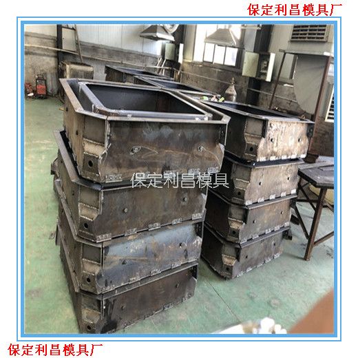 平鋪式護坡模具介紹