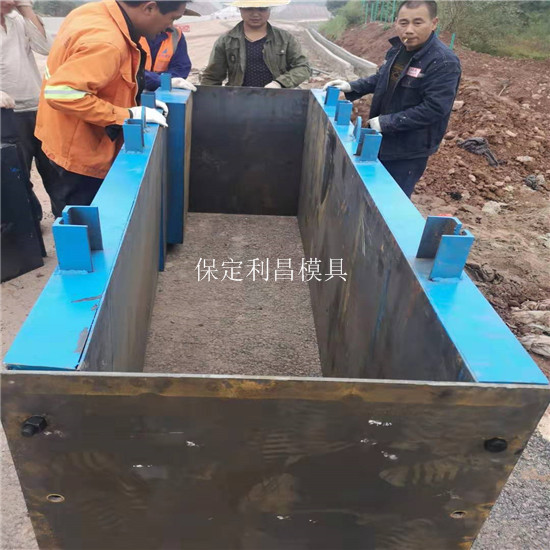 警示墩模具的簡(jiǎn)介